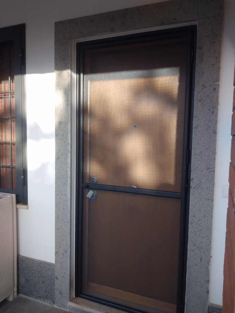 Installazione di Zanzariere a Roma e provincia. 6 Zanzariera porta